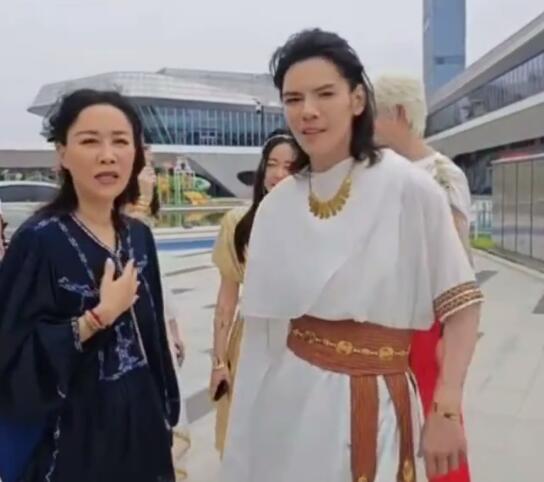 那英回应摔倒：啥事儿没有 大家都受伤了