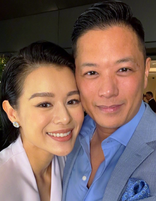 胡杏儿回应老公夜店搂抱美女 强调与老公关系不变
