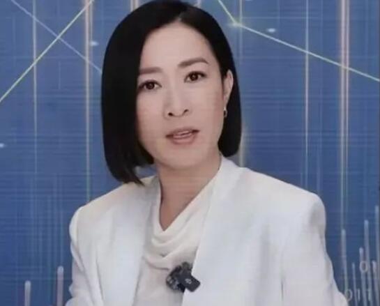 佘诗曼现身广东拍摄《新闻女王2》 气场全开