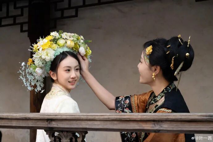 叶一茜晒与女儿森碟簪花合照:不必追光 你自成花