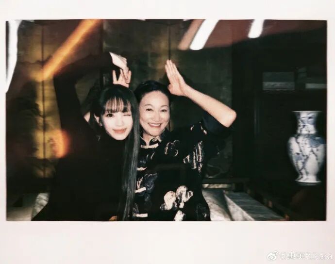 惠英红晒合影为田曦薇庆生: 小宝生日快乐